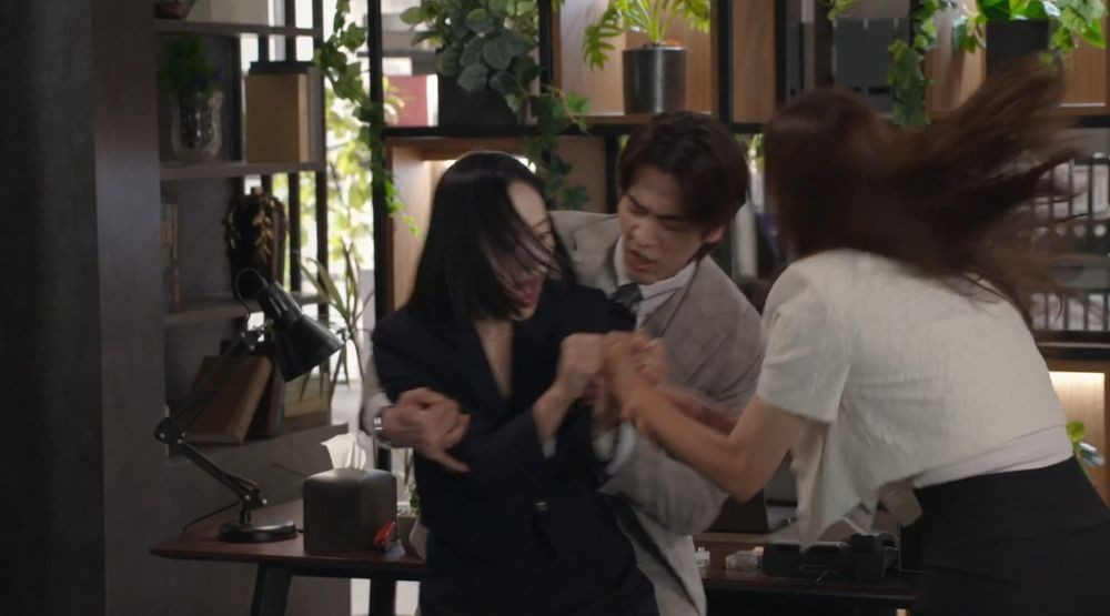 태양을 삼킨 여자
