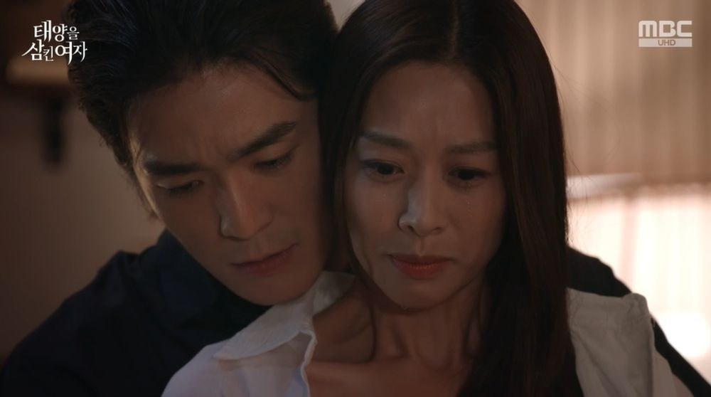 태양을 삼킨 여자
