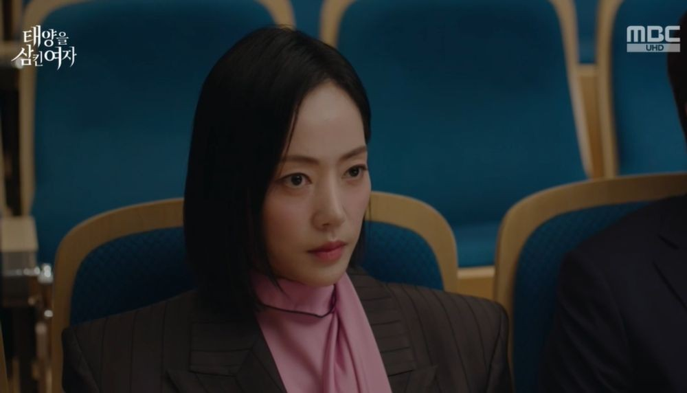 태양을 삼킨 여자
